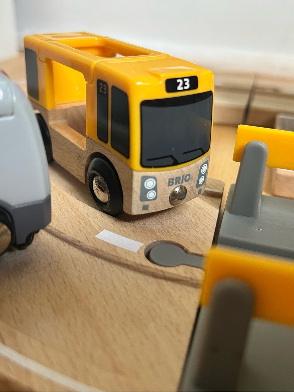 BRIO Wooden Railway Street Double Wide Bus Passenger Station Railroad Crossing - Picture 10 of 15